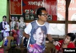 A National League for Democracy (NLD) supporter trains election scrutineers ahead of the general election in Pyin Oo Lwin, Myanmar, Nov. 6, 2015.
