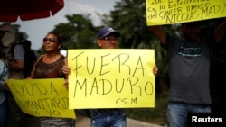 Yay fəslinin olmasına baxmayaraq, Qubanın Qrız kəndinə gedən yolda duman və yağışa düşmək adi haldır. Dəniz səviyyəsindən 2000 metr hündürlükdə yerləşən bu kənddə avtobus işləmədiyindən sakinlər rayon mərkəzinə getmək üçün UAZ və Niva maşınları sürücülərinə hər dəfə 50-60 manat ödəməli olurlar.