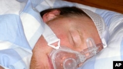 Using a face mask to gently force air into breathing passages can help reverse heart damage caused by sleep apnea, according to a new study.