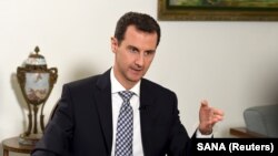 Presiden Suriah Bashar al-Assad saat diwawancarai oleh surat kabar Spanyol El Pais di Damaskus, 20 Februari 2016 (Foto: dok). 