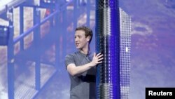 Facebook CEO Mark Zuckerberg holds a propeller pod of the solar-powered Aquila drone on stage during a keynote at the Facebook F8 conference in San Francisco, California, April 12, 2016.