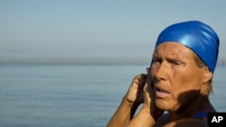 Swimmer Diana Nyad adjusts her swimming cap before her swim to Florida from Havana, Cuba, August 31, 2013. 
