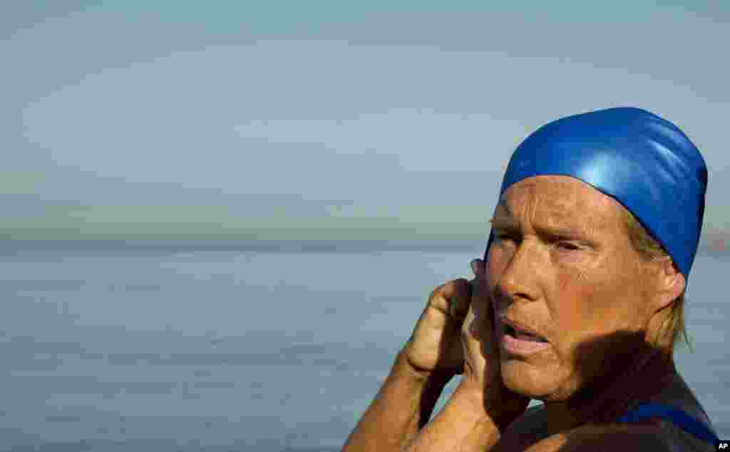 Swimmer Diana Nyad adjusts her swimming cap before her swim to Florida from Havana, Cuba, Aug. 31, 2013. 