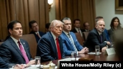 Madaxweyne Trump oo dhexda ka fadhiyia Wasiirrada Difaaca iyo Dibadda, Marco Rubio iyo Pete Hegseth. 