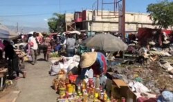 The Croix-des-Beausalles open air market is one of Port au Prince’s busiest. (VOA Creole/Matiado Vilme)