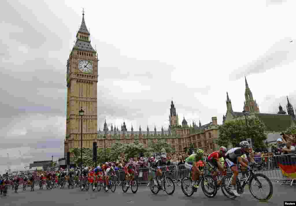 Para pebalap sepeda melewati menara Big Ben dan gedung Parlemen pada etape ketiga Tour de France dari kota Cambridge ke London.