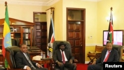 Ethiopia's Prime Minister Hailemariam Desalegn (L-R), South Sudan President Salva Kiir and Kenyan President Uhuru Kenyatta meet in the capital Juba, South Sudan, Dec. 26, 2013.