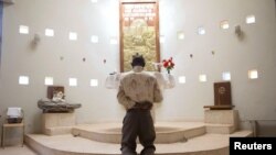 Un homme prie après une messe dans l'église ougandaise à Bamako, au Mali, le 8 novembre 2015.