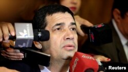 Hugo Velázquez, presidente de la Cámara Baja del Congreso, habla con la prensa antes de una sesión en Asunción, Paraguay, el 26 de abril de 2017.