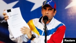 Henrique Capriles muestra los documentos de la impugnación de las elecciones.