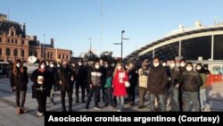 Los periodistas argentinos sostienen que encaran desafíos para cumplir su labor en medio de una estricta cuarentena.