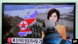 Tin tức truyền hình tại ga đường sắt ở Seoul Seoul về vụ Bắc Triều Tiên bắn hai phi đạn tầm ngắn ra biển.