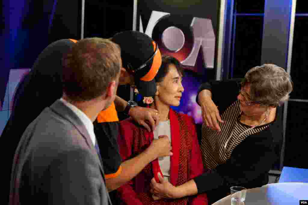 B&agrave; Aung San Suu Kyi đ&atilde; từ chối l&agrave;m t&oacute;c v&agrave; trang điểm. B&agrave; n&oacute;i đ&ugrave;a: "T&oacute;c của t&ocirc;i lu&ocirc;n lu&ocirc;n kh&ocirc;ng được gọn g&agrave;ng". (Alison Klein / VOA)