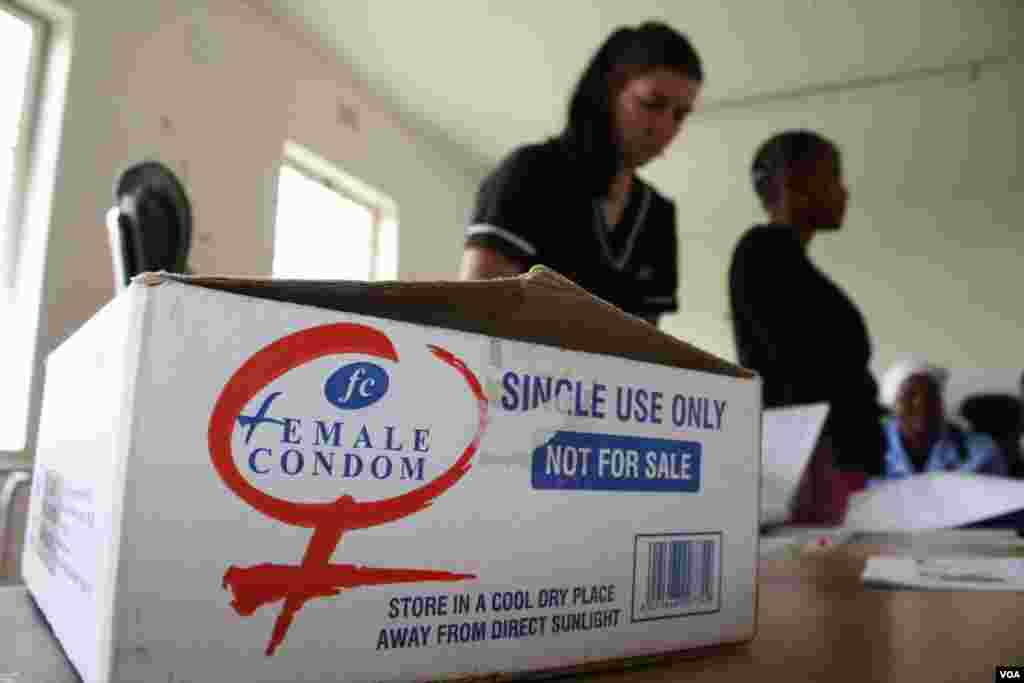 De Villiers distributes female condoms at Nkanya Clinic, despite the items being taboo in the area.(VOA/D. Taylor)