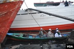 A family arrives by boat to Sunda Kelapa harbor. (K. Varagur/VOA)