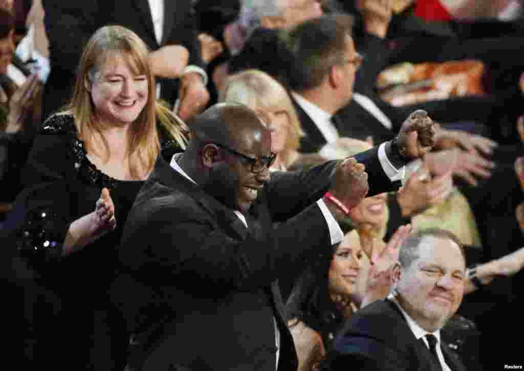Steve McQueen, sutradara dan produser &quot;12 Years A Slave&quot;, setelah filmnya meraih penghargaan film terbaik pada Academy Awards ke-86. (Reuters/Lucy Nicholson)