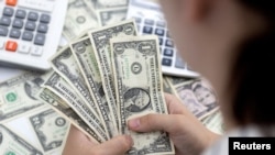 ILUSTRASI - Lembaran uang kertas dolar Amerika, 30 Mei 2022. (REUTERS/Dado Ruvic)