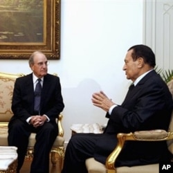 Egyptian President Hosni Mubarak, right, meets with U.S. Mideast envoy George Mitchell at the Presidential Palace in Cairo, Egypt, Sunday, Oct. 3, 2010