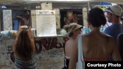 Trên đảo Oahu có những shrimp truck là xe bán cơm với tôm xào.