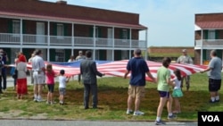 It’s all about the flag at Fort McHenry in Maryland, where every day visitors unfold a large “star-spangled banner” as they listen to the story behind the US national anthem. (S. Logue/VOA)