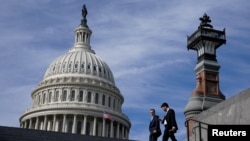 Се надевам дека ќе го подготват текстот и ќе седнат, ќе ги засукаат ракавите и ќе завршат штом ќе се вратиме во јануари, им рече на новинарите сенаторот Дик Дурбин