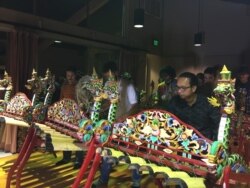 Anggota kelompok gamelan jegog Artha Negara di Santa Cruz, California menujukkan kebolehan mereka.