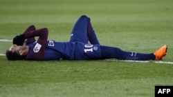 Neymar, blessé, se tord de douleurs lors d’un match contre l’OM au Parc des Princes, Paris, 25 février 2018.