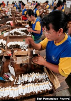 Pekerja melinting rokok di sebuah pabrik di Sidoarjo, Jawa Timur, 2 Februari 2009. (Foto: REUTERS/Sigit Pamungkas)