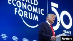 Presiden Amerika Donald Trump berbicara di Forum Ekonomi Dunia di Davos, Swiss, Selasa (21/1).
