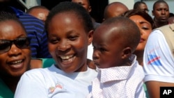 Esperance Nabintu dan anak laki-lakinya yang berusia satu tahun, Ebenezer Fataki, kembali ke rumah setelah dinyatakan sembuh dari Ebola, di Goma, Kongo, 13 Agustus 2019. (Foto: AP)