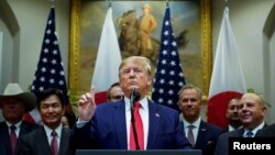 Presiden AS Donald Trump berbicara mengenai Turki dan Suriah dalam penandatanganan kesepakatan dagang AS-Jepang di Gedung Putih, di Washington, 7 Oktober 2019. 