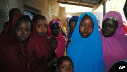 Aishat Alhaji, la deuxième, à droite, une des filles enlevées du collège de science et technique du gouvernement de Dapchi, qui a été libérée, est photographiée après sa libération, à Dapchi, au Nigeria, le 21 mars 2018.