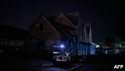 Vista de una terminal de autobuses durante un corte de energía nocturno de seis horas en la provincia de Matanzas, Cuba, el 23 de mayo de 2024. El sistema de generación de energía de Cuba consta de ocho plantas termoeléctricas antiguas afectados por la escasez de combustible.
