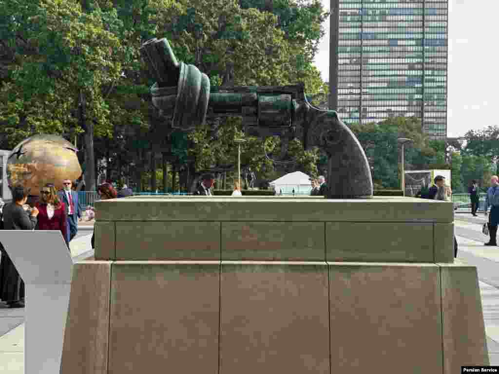 سازه هنری «خشونت ممنوع» ساخته كارل فردريك رويترشورد، هنرمند سوئدی در محوطه سازمان ملل متحد در نیویورک (سه‌شنبه ۱ مهر ۱۴۰۴) 