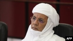 Le Premier ministre du Niger, Brigi Rafini, assiste à une réunion avec le président français au palais présidentiel de Niamey, le 23 décembre 2017.