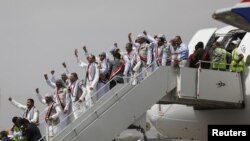 طیارهٔ حامل زندانیان تبادله شده در میدان هوایی صنعا، پایتخت یمن