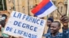 Pengunjuk rasa membawa plakat anti-Prancis saat demonstrasi pada hari kemerdekaan di Niamey pada 3 Agustus 2023. (Foto: AFP)