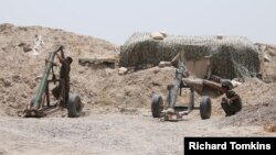 Fighters of the Syria Democratic Forces prepare to fire a mortar shell towards positions held by Islamic State fighters in northern province of Raqqa, Syria, May 27, 2016.