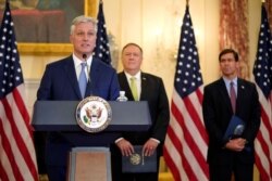 El asesor de seguridad nacional, Robert O'Brien, habla junto al secretario de Estado, Mike Pompeo, y al secretario de Defensa, Mark Esper, durante una conferencia de prensa para anunciar el restablecimiento de las sanciones a Irán.