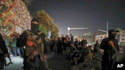 Pasukan keamanan pemerintah Suriah yang baru mengamankan area di sekitar tempat kelompok Alawi menggelar protes di distrik Mazzeh di Damaskus, pada 25 Desember 2024. (Foto: AP/Omar Sanadiki)