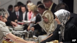 Selama Ramadan, kaum muslim di AS banyak mengundang penganut agama lain untuk menikmati iftar (buka puasa) bersama sambil membina kerukunan antar umat beragama (foto: dok). 