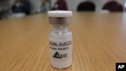 Un frasco con esteroides inyectables del New England Compounding Center, el medio por el que se ha esparcido un brote de meningitis fúngica, es mostrado en el departamento de Salud en Nashville, Tennessee.