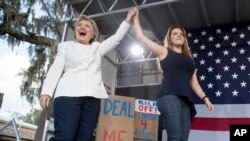 លោក​ស្រី​ Clinton បេក្ខជន​ខាង​គណក្ស​ប្រជាធិបតេយ្យ​ នៅ​លើ​ឆាក​ជាមួយ​ Alicia Machado ដែល​​ជា​បវរកញ្ញា​​ Pageant កាល​ពី​ឆ្នាំ១៩៩៦ នៅ​ក្នុង​យុទ្ធនាការ​ឃោសនា​បោះ​ឆ្នោត​ក្នុង​រដ្ឋ​ Florida កាល​ពី​ថ្ងៃទី​១ ខែ​វិច្ឆិកា។