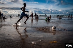FILE - Discarded plastic lies on Virage Beach in Dakar, Senegal. Local business owners clean the beach each morning but ithe trash begins to accumulate shortly after. (A.Hammerschlag/VOA)