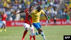 Anela Ngcongca, &#224; droite, lors d&#39;un match entre Mamelodi Sundowns et Al-Ahly, Afrique du Sud, le le 7 mars 2020.