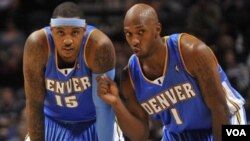Carmelo Anthony (izq.) dialoga con su ex compañero en Denver Chauncey Billups. Anthony posee un promedio de 25,2 puntos por partido esta temporada.