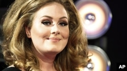 Singer Adele poses on arrival at the 2011 MTV Video Music Awards in Los Angeles, August 28, 2011.