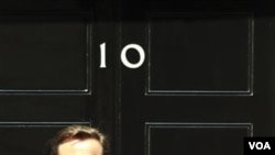 PM Inggris David Cameron berjabat tangan dengan Presiden Pakistan Asif Ali Zardari sebelum pembicaraan di kantor PM Inggris di Downing street, London (1/7).