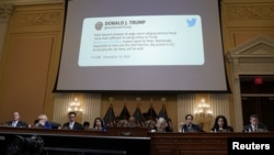 Pada layar tampak tweet yang diunggah oleh mantan Presiden Donald Trump ditampilkan dalam sidang penyelidikan serangan 6 Januari 2021 pada Gedung Capitol. Sidang tersebut digelar di Gedung Capitol, Washington, pada 12 Juli 2022. (Foto: Reuters/Elizabeth Frantz)