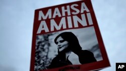 ইরানি কুর্দি নারী মাহসা আমিনির একটি পোস্টার। 